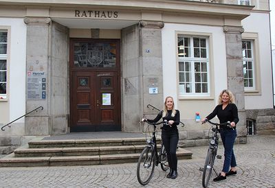 Die städtischen Mitarbeiterinnen Katrin Schwarz (links) und Caroline Overath sind Ansprechpartnerinnen für den E-Bike-Verleih.