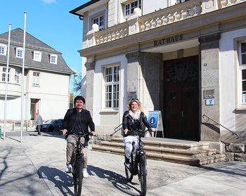 Bürgermeister Mario Dahm und Caroline Overath testen die E-Bikes.