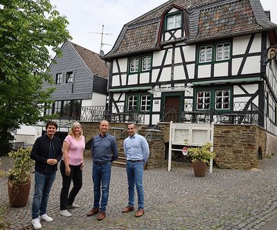 Bürgermeister Mario Dahm, Denis Dückert, David und Sebastian Heitmann (v.l.) vor Ort in Hennef-Stadt Blankenberg.